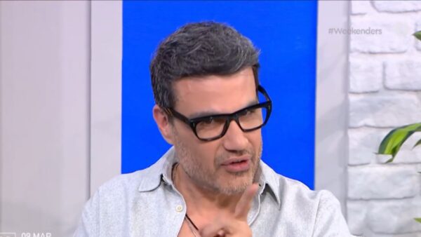 Ο Παντελής Τουτουντζής στον καναπέ των weekenders