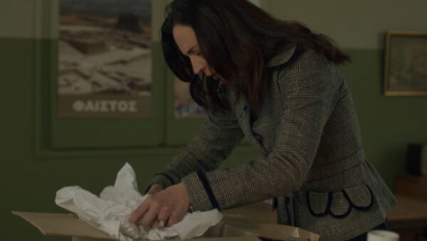 Γυναίκα ψάχνει αποδεικτικά στοιχεία σε γραφείο