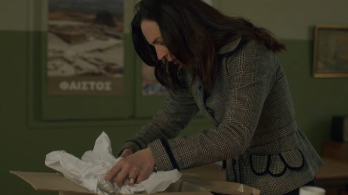 Γυναίκα ψάχνει αποδεικτικά στοιχεία σε γραφείο