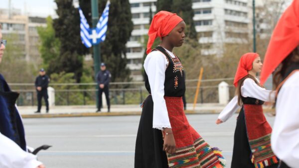 Ένα κοριτσάκι στην παρέλαση με παραδοσιακή στολή