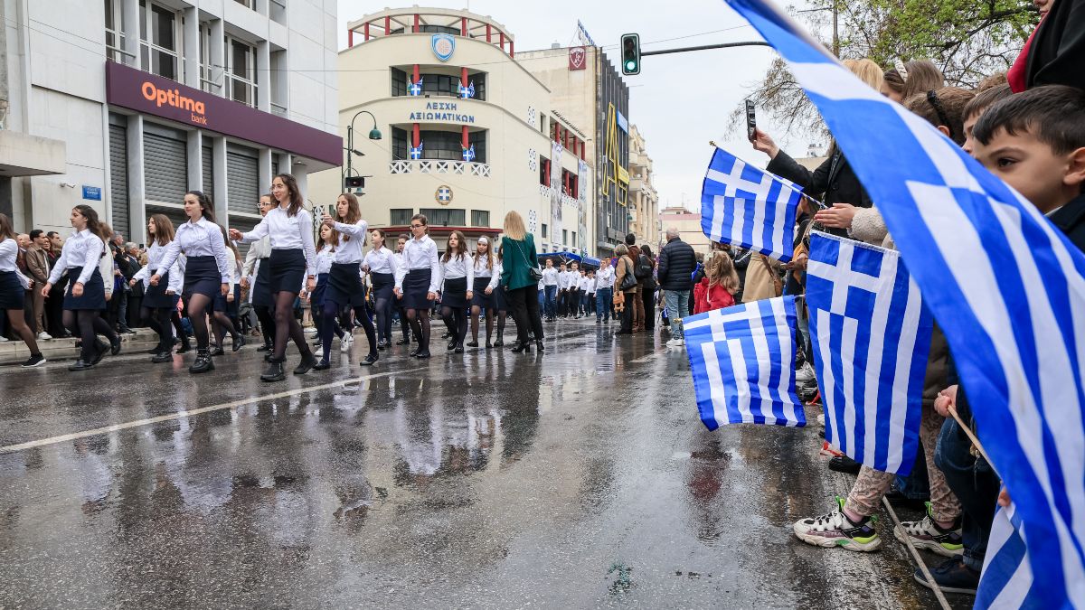 παιδιά που παρελαύνουν