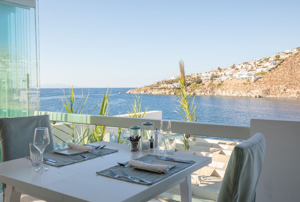 Phos Restaurant: Η υψηλή γαστρονομία συναντά την πολυτέλεια στο Nissaki Boutique Hotel της Μυκόνου