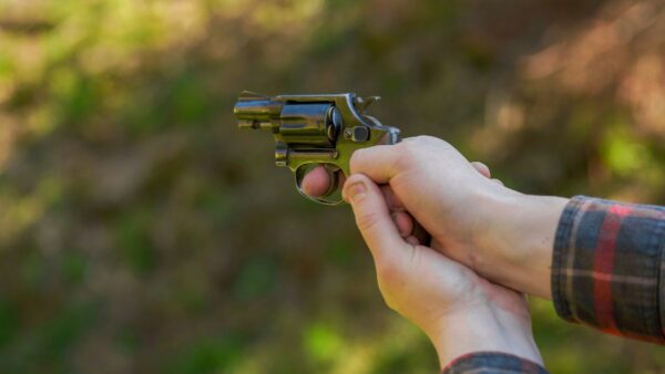 Ένας άντρας πυροβολεί