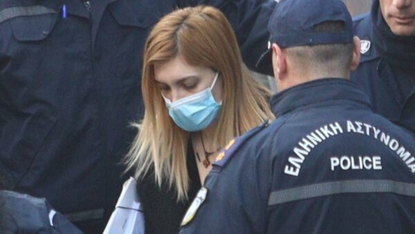 Η Ρούλα Πισπιρίγκου έξω από τα δικαστήρια