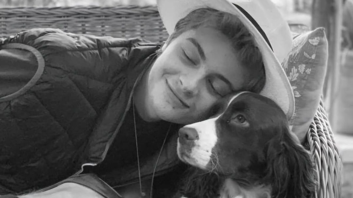 Ο Πρίγκιπας Φρέντερικ αγκαλιά με τον σκύλο του