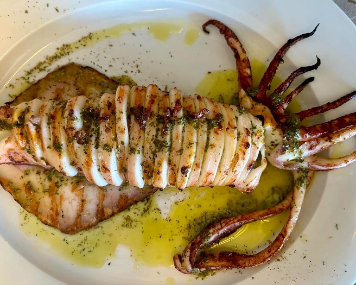 Φρέσκο καλαμάρι στη σχάρα