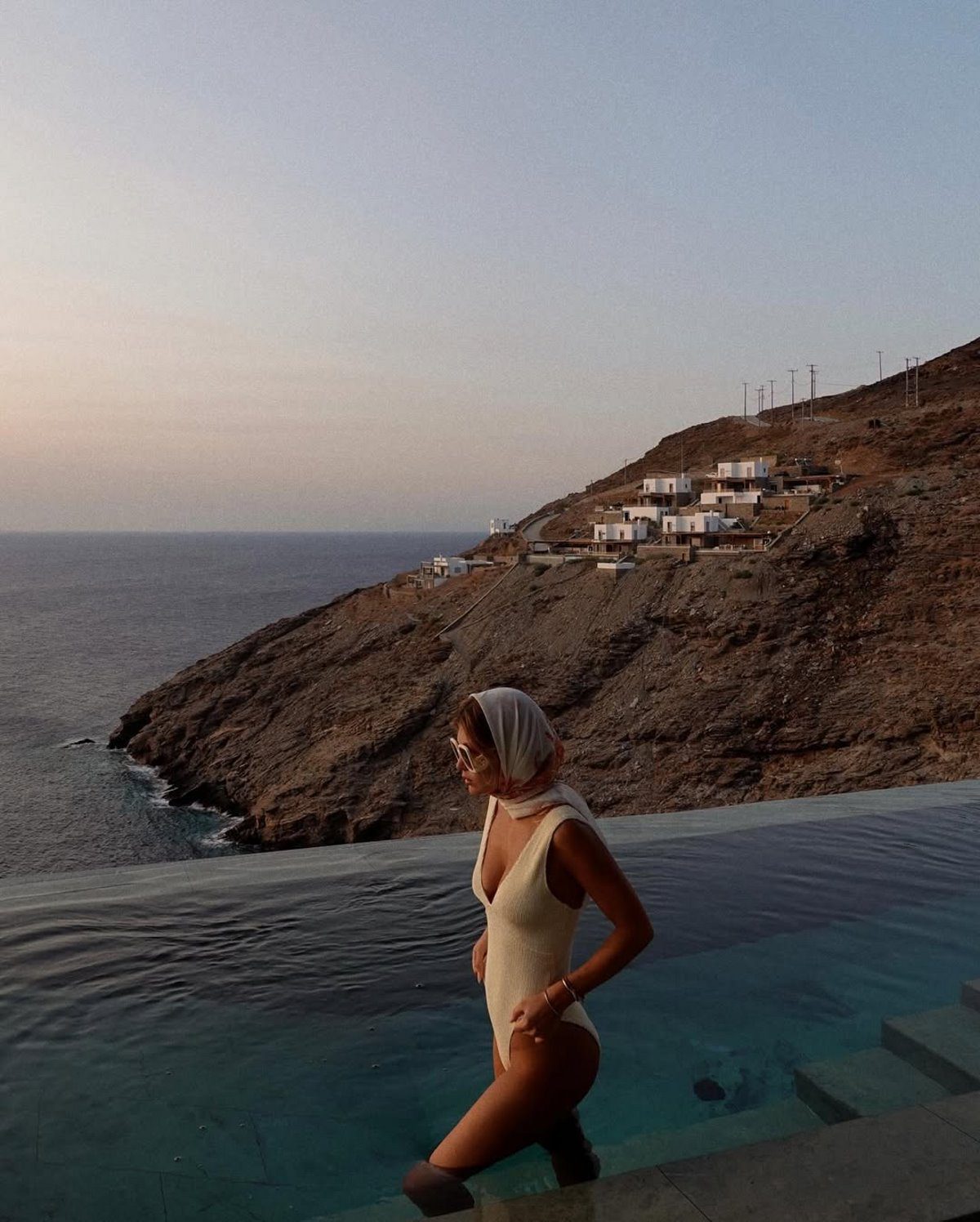 Η Κλέλια Ανδριολάτου με λευκό ολόσωμο