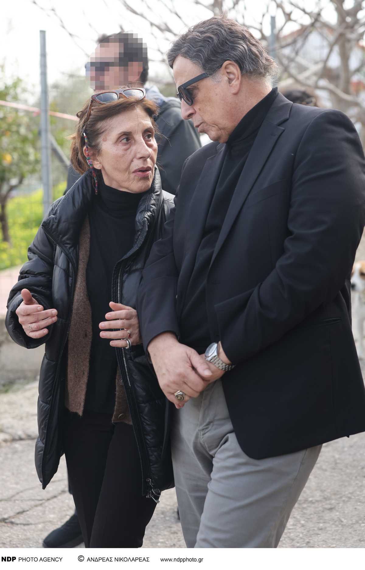 Ο Χάρης Ρώμας στην κηδεία της Καίτης Κωνσταντίνου