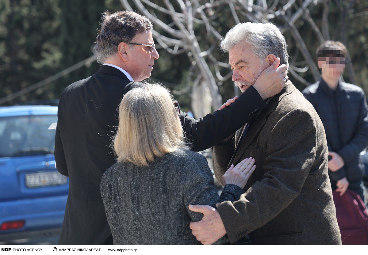Ο Χάρης Ρώμας, η Άννα Χατζησοφιά και ο Στέλιος Γούτης στην κηδεία της Ιωαννίδου