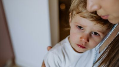 Ένα στεναχωρημένο παιδί στην αγκαλιά της μαμάς του