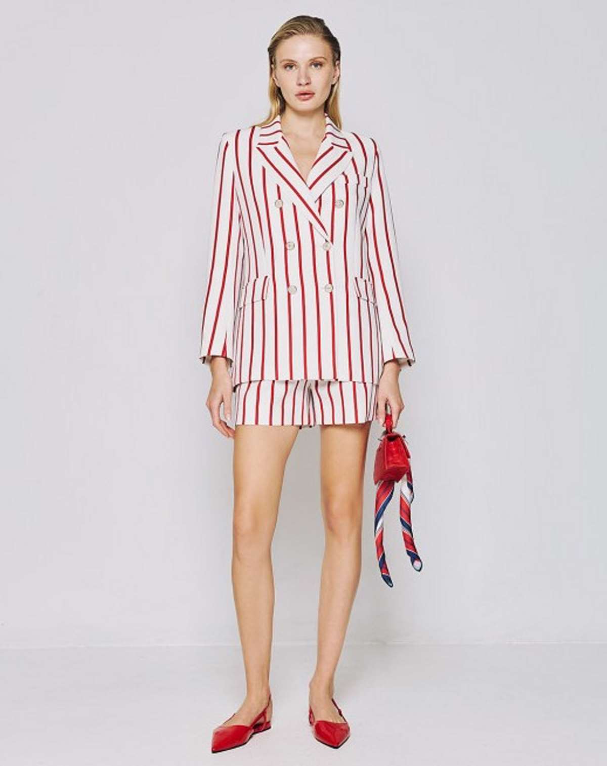 σύνολο ριγέ με σορτσάκι και σακάκι