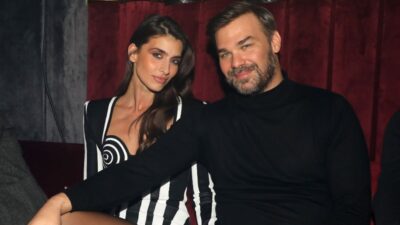 Σαρρή Σαμπάνης σε βραδινή έξοδό τους καθισμένοι δίπλα δίπλα