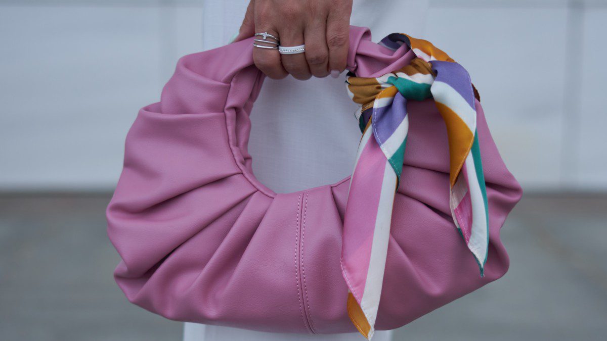 Το μαντίλι σε τσάντα