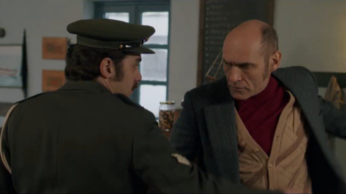 Ο Σήφης στην σειρά η Παραλία με ααστυνομικό