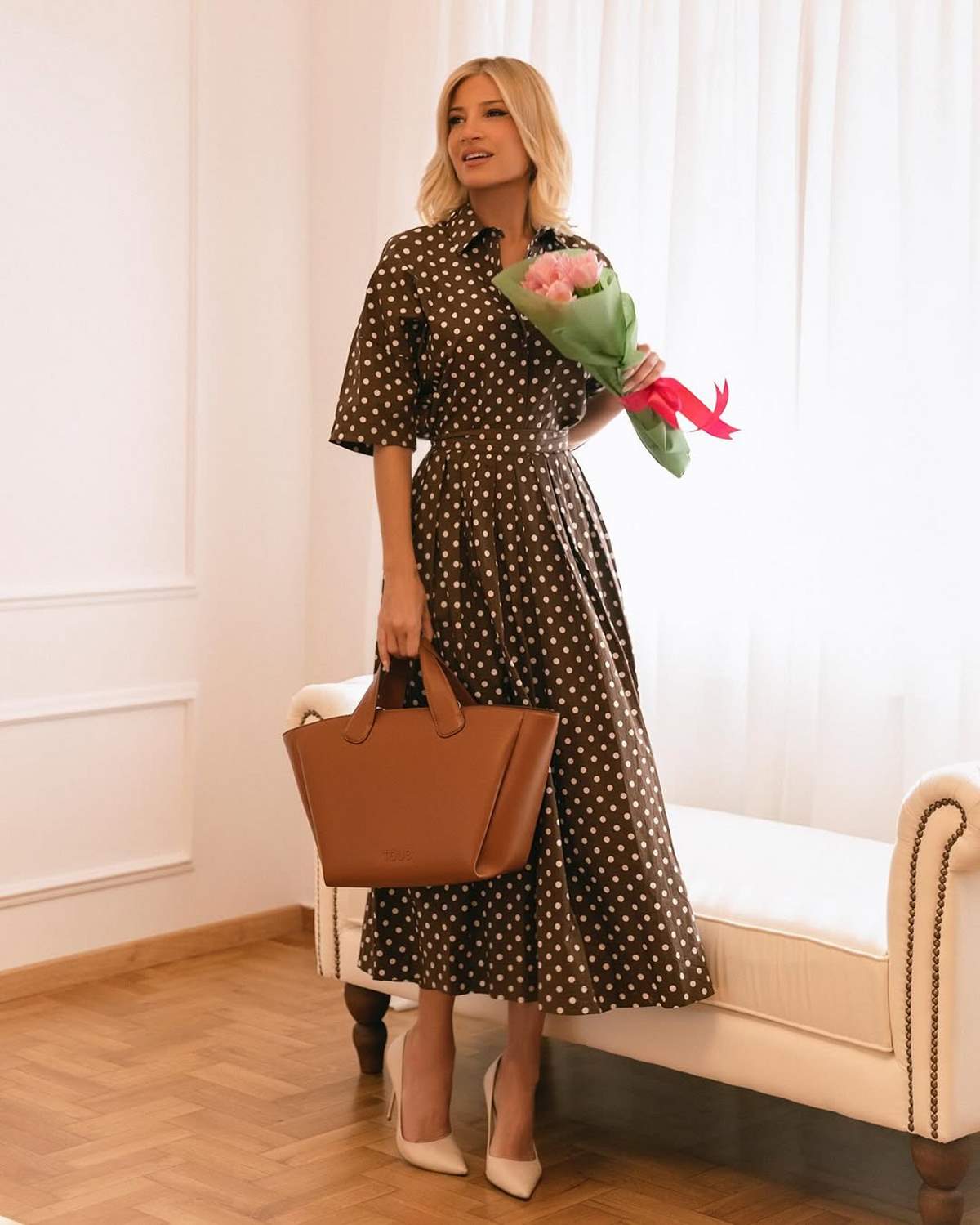 Η Φαίη Σκορδά με πουά φόρεμα