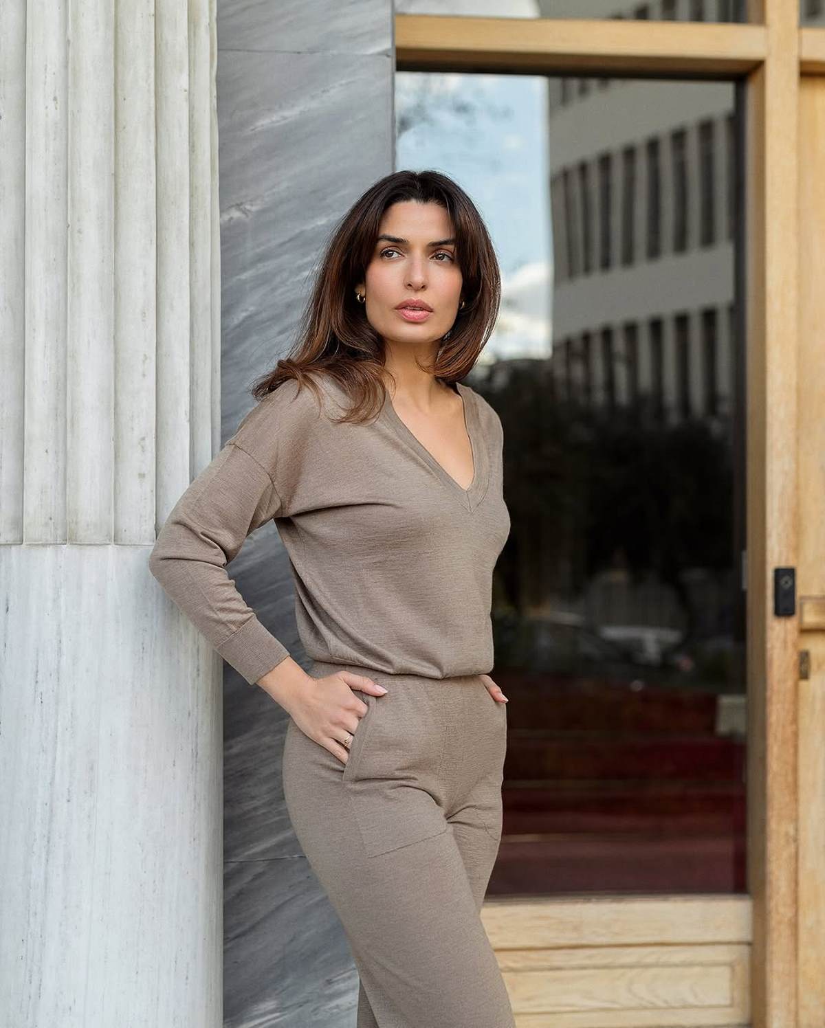 Η Τόνια Σωτηροπούλου με πλεκτό μπεζ σύνολο