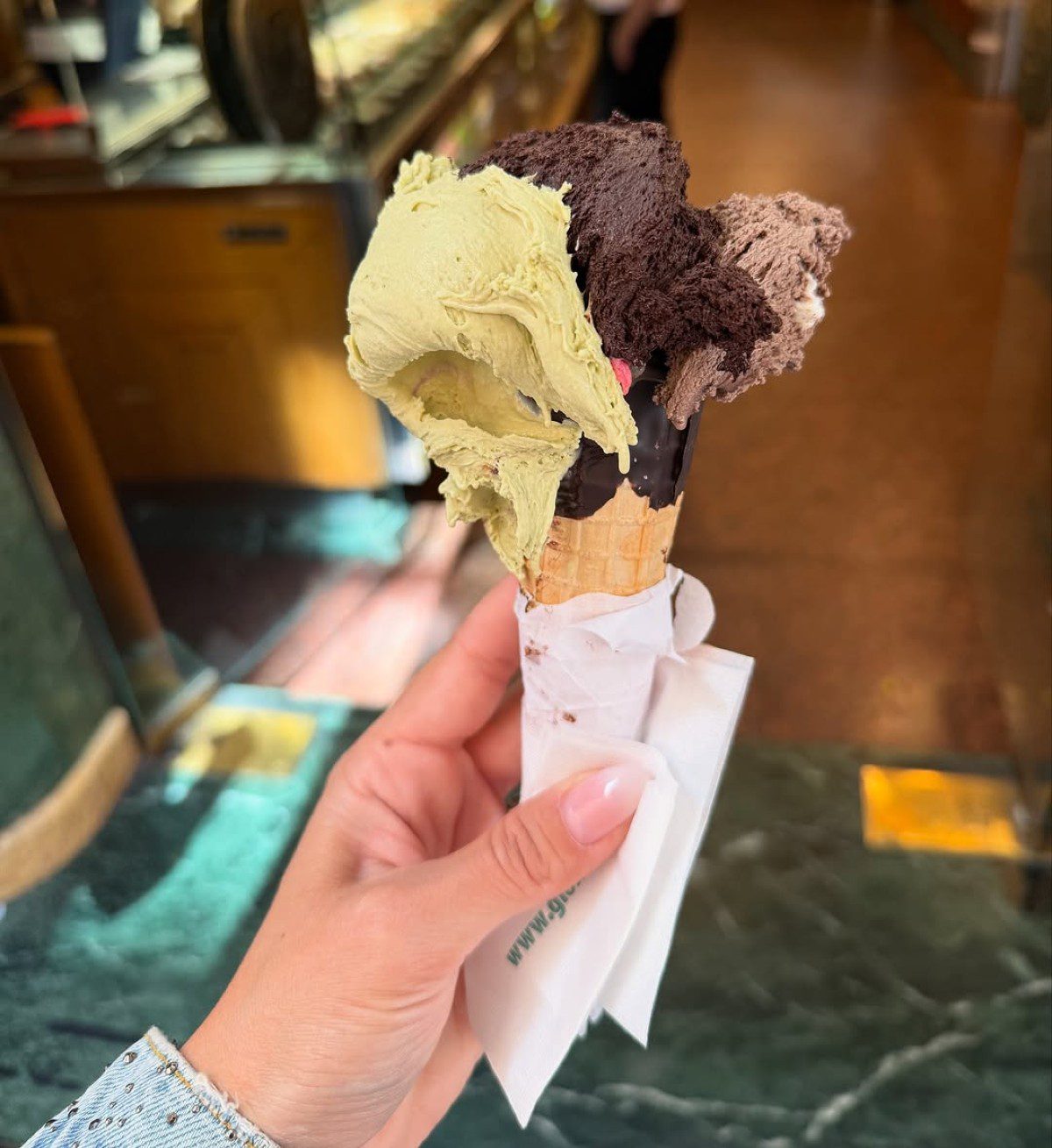 Κωνσταντίνα Σπυροπούλου: Αγκαλιά στην παιδική χαρά με τους γιους της - «Μόνο οι 3 μας»