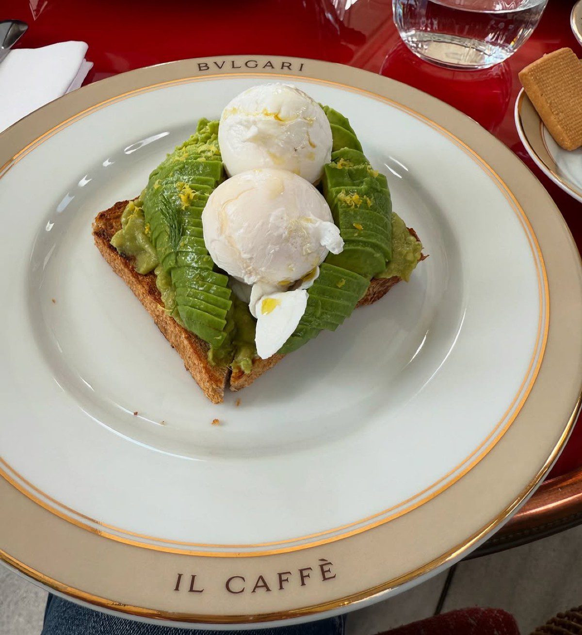 Κωνσταντίνα Σπυροπούλου: Αγκαλιά στην παιδική χαρά με τους γιους της - «Μόνο οι 3 μας»