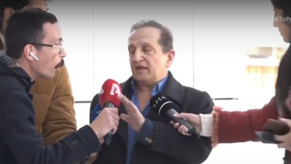 Ο Σπύρος Μπιμπίλας στις κάμερες έξω από τα δικαστήρια