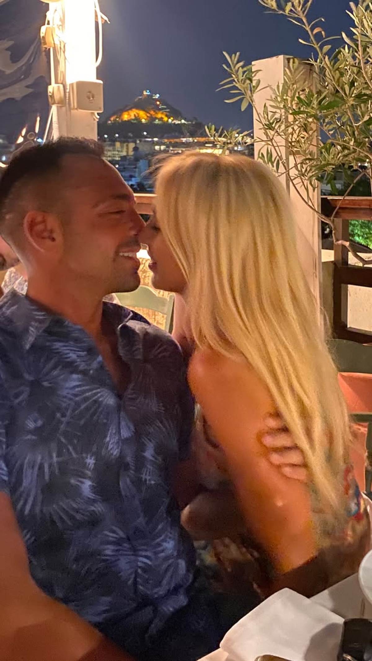 Η Κωνσταντίνα Σπυροπούλου και ο Βασίλης Σταθοκωστόπουλος λίγο πριν φιληθούν στο στόμα