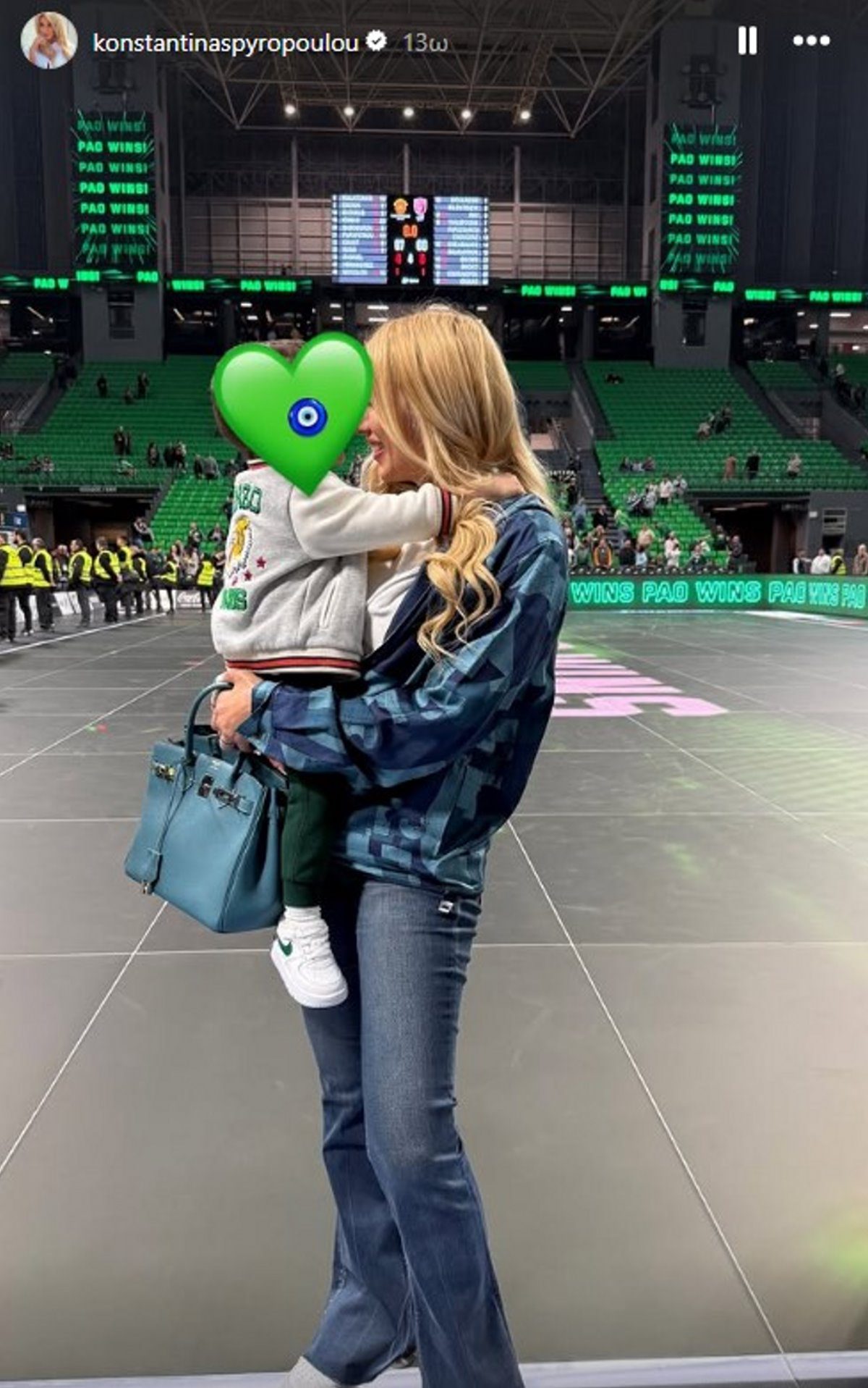 Η Κωνσταντίνα Σπυροπούλου στο γήπεδο με τον γιο της