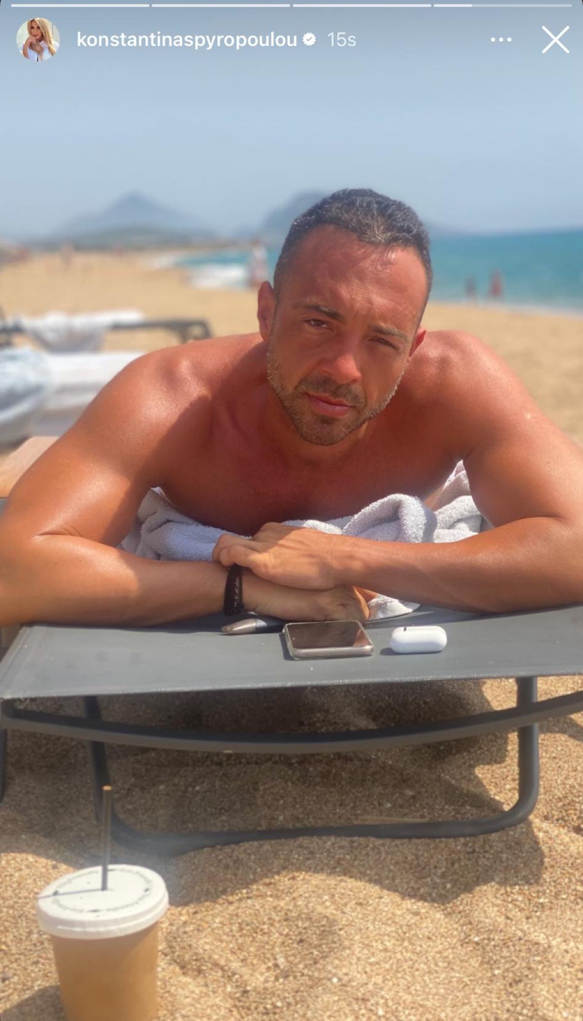 Ο Βασίλης Σταθοκωστόπουλος σε ξαπλώστρα στην παραλία