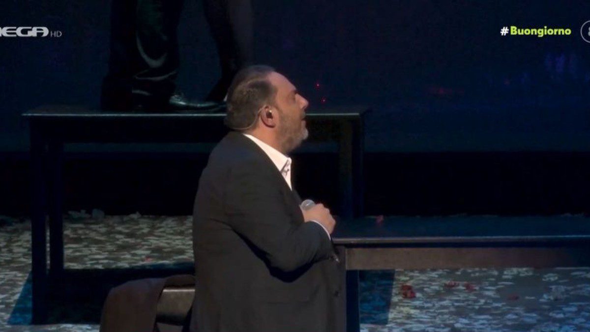 Ο Στέλιος Διονυσίου ξέσπασε σε κλάματα στην παράσταση για τον πατέρα του