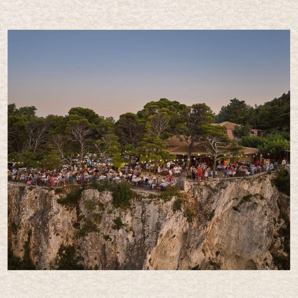 Η Τάβερνα Μιχάλης βρίσκεται σε μια μαγευτική τοποθεσία