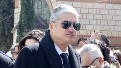 Ο Θέμης Σοφός με γυαλιά ηλίου