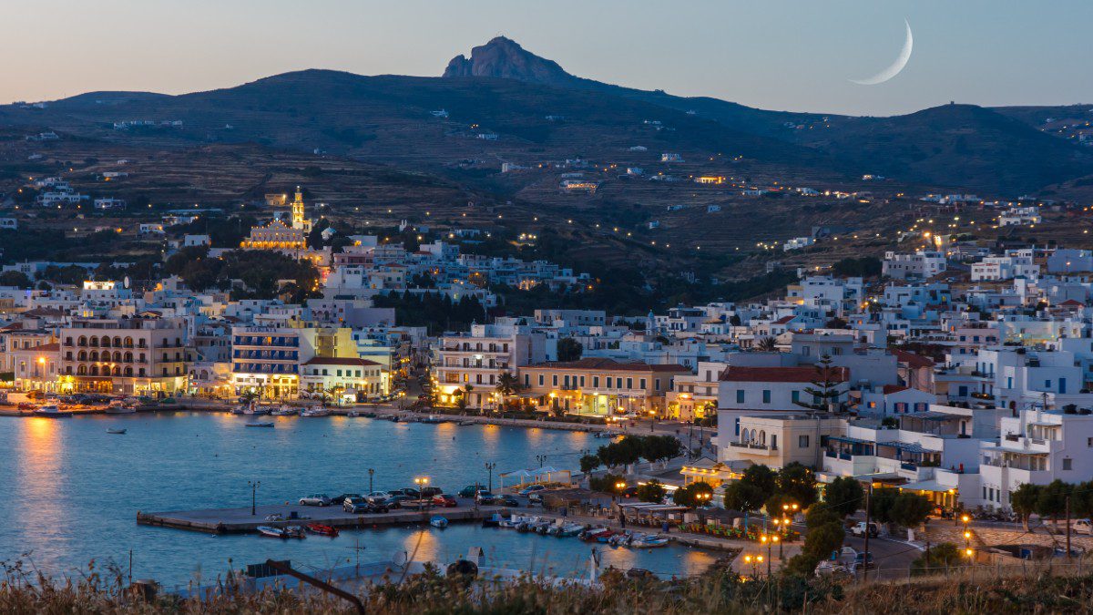 Η Τήνος το βράδυ