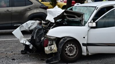 Σμπαραλιασμένο αυτοκίνητο από το τροχαίο στην Κατεχάκη