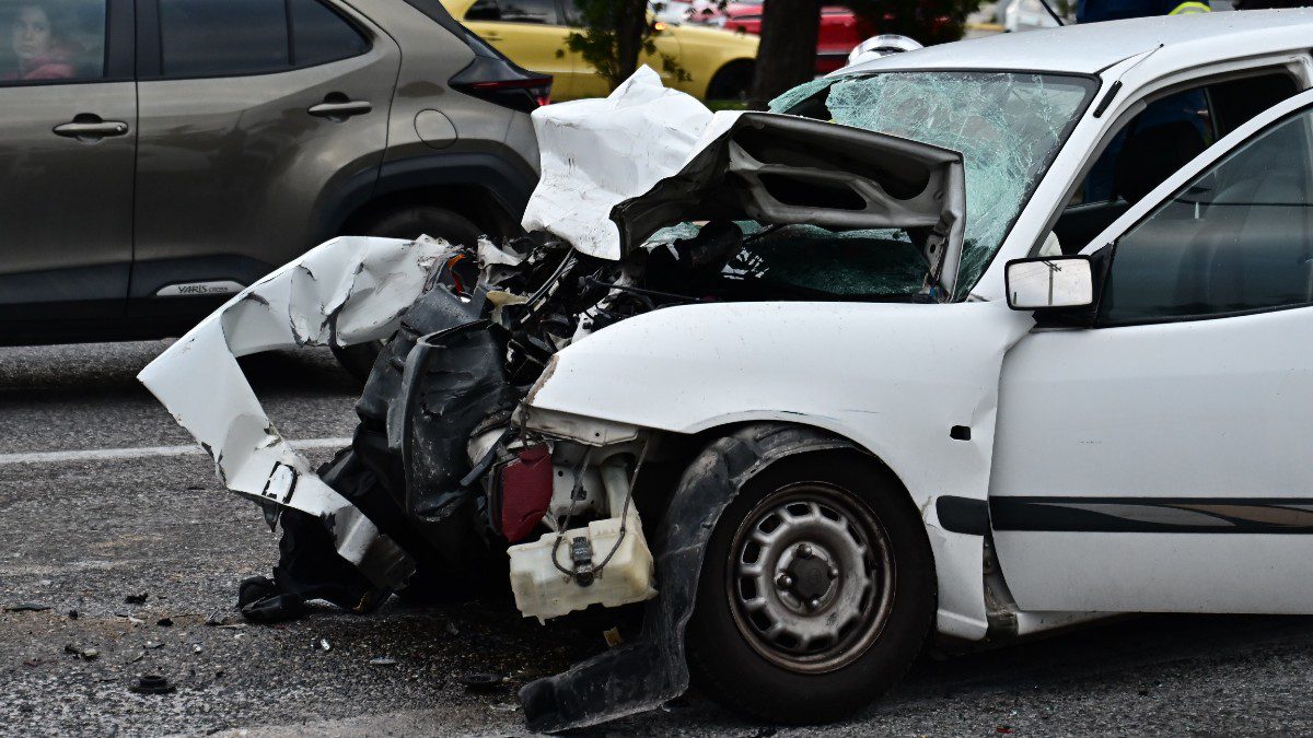 Σμπαραλιασμένο αυτοκίνητο από το τροχαίο στην Κατεχάκη