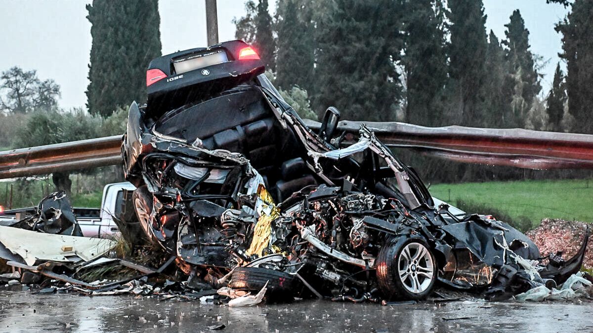 Ένα αυτοκίνητο σμπαράλια