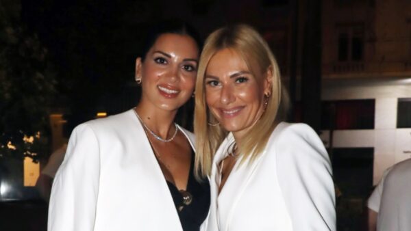 Η Τσιμτσιλή Μεσσαροπούλου σε εκδήλωση φωτογραφίζονται αγκαλιά