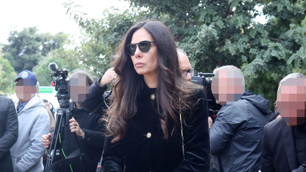 Η Εύη Βατίδου στην κηδεία του Αλέξη Κούγια