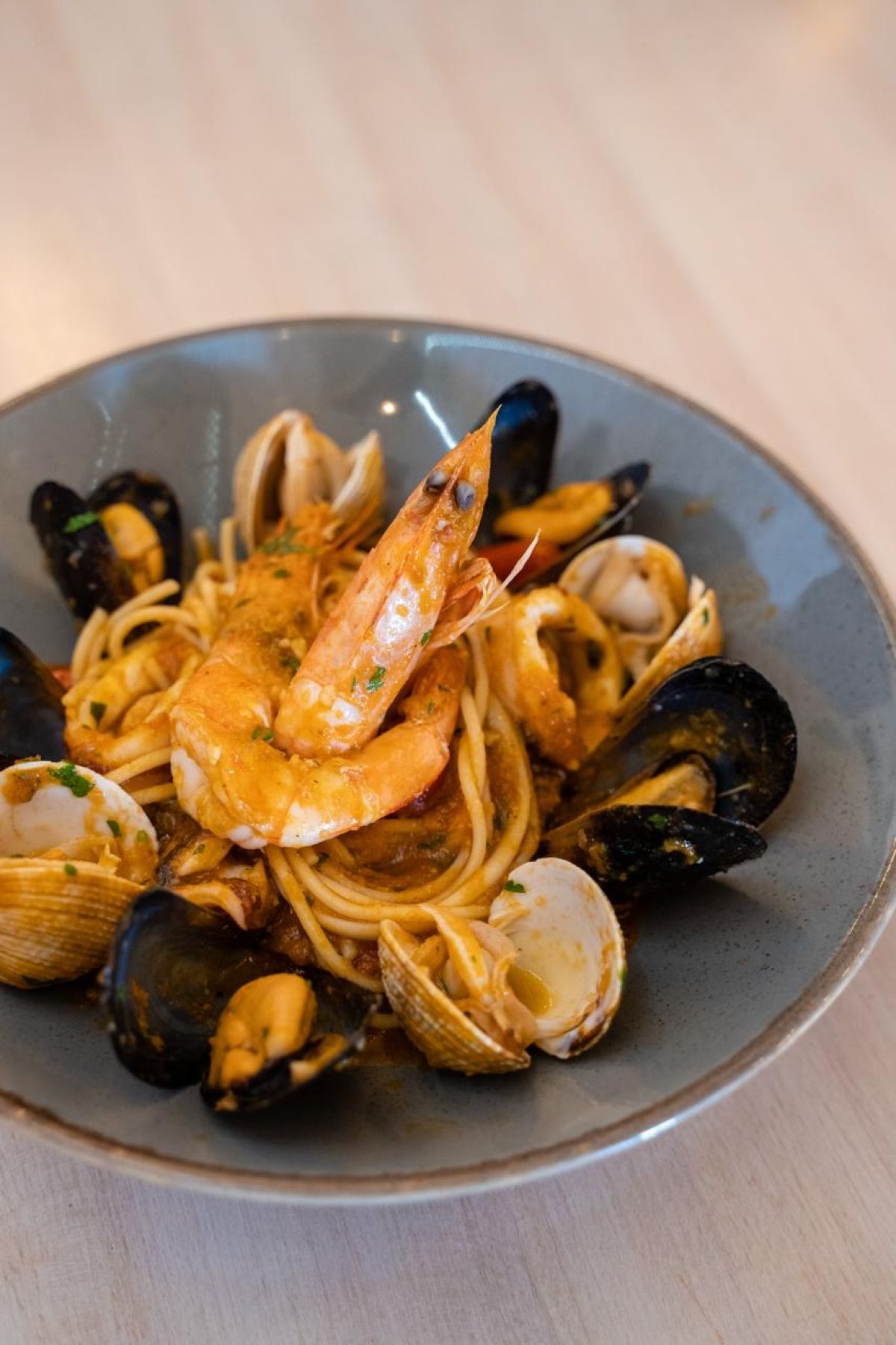 Ολόφρεσκα θαλασσινά σε μια υπέροχη τοποθεσία στο Vegera