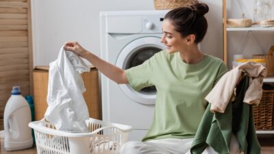 Ρούχα πιάνει γυναίκα από καλάθι