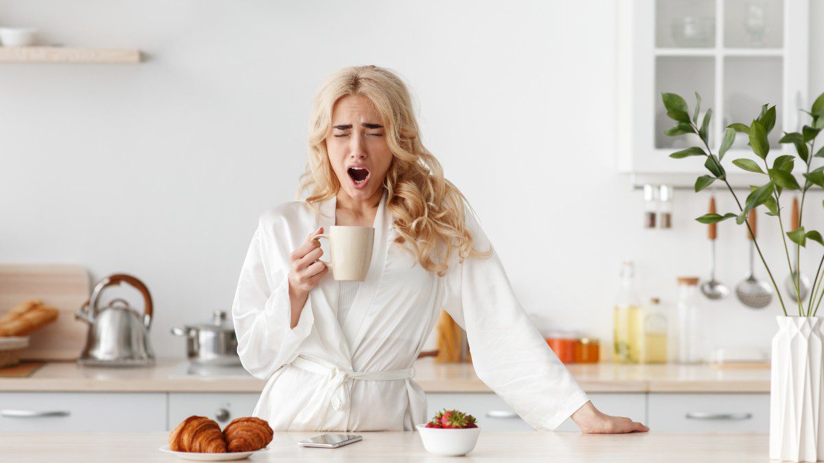 γυναίκα πίνει καφέ