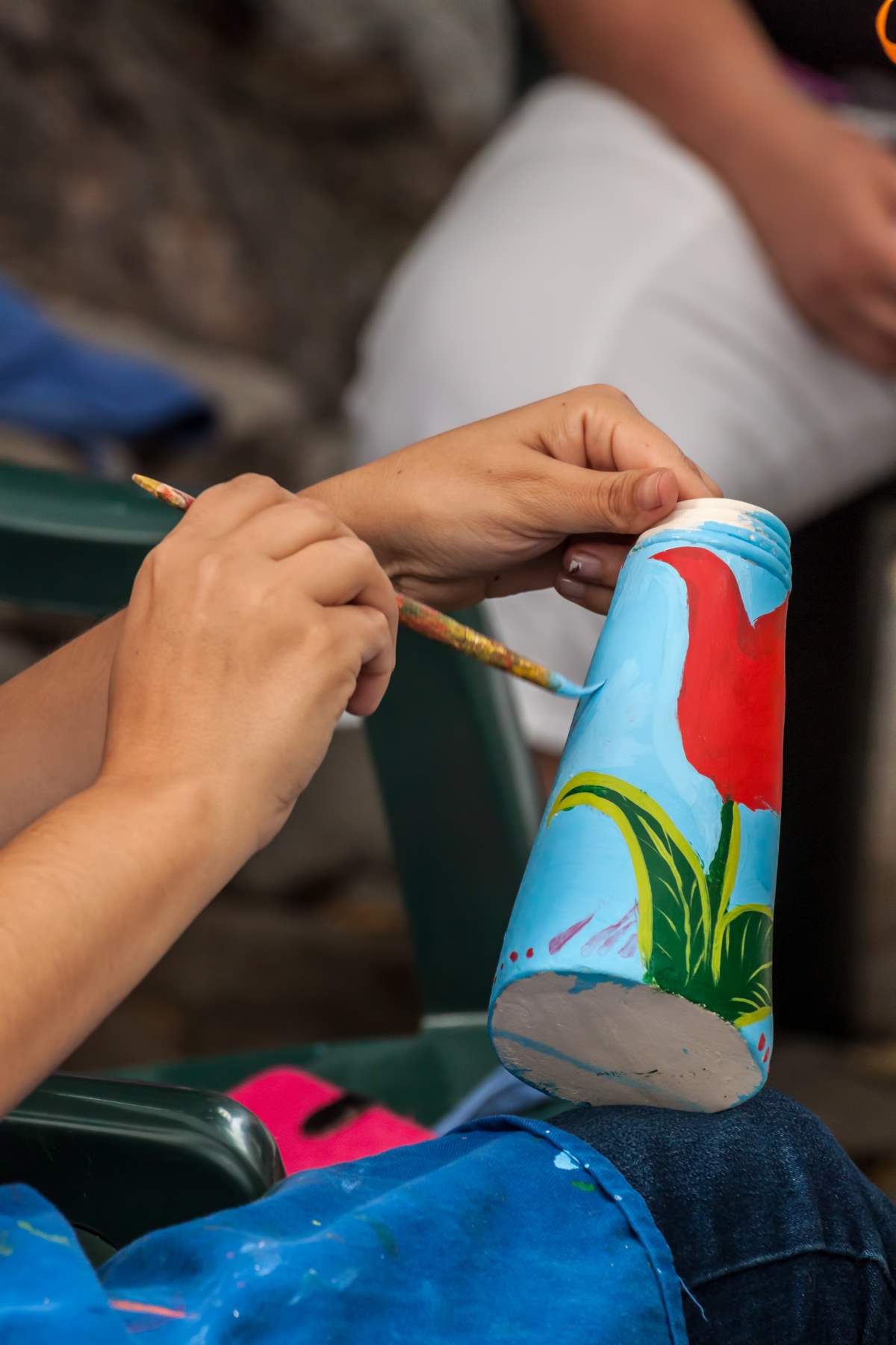 χόμπι της γιαγιάς είναι το βάψιμο κεραμικών