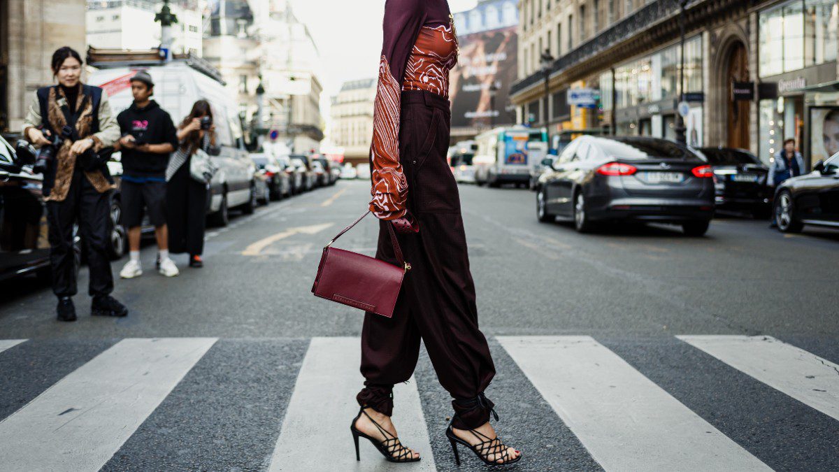 πέδιλα με καλσόν στο street style