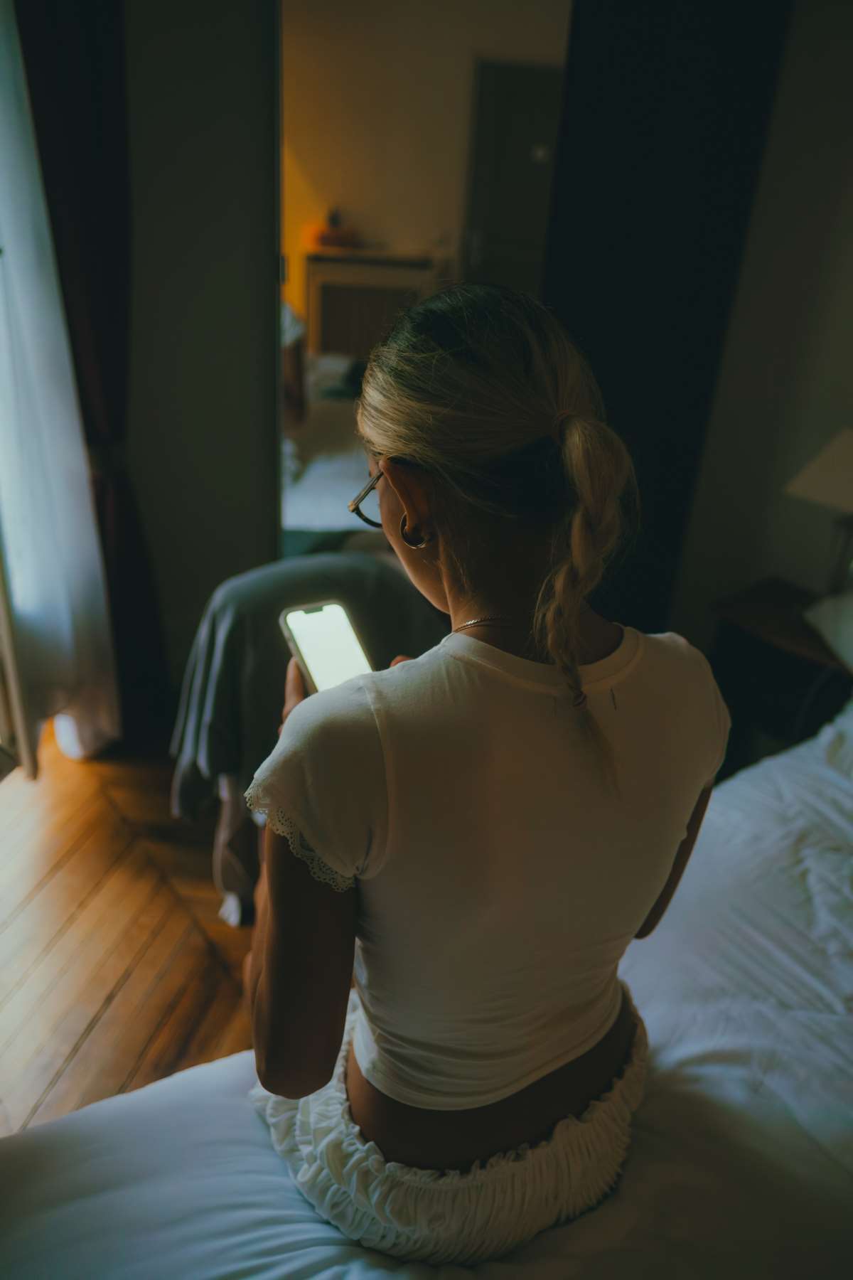 κινητό κρατάει γυναίκα στο κρεβάτι το βράδυ