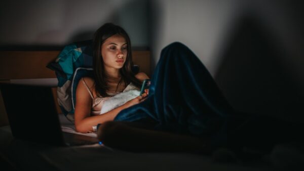 γυναίκα με κινητό το βράδυ