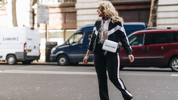 Γυναίκα με sneakers στον δρόμο