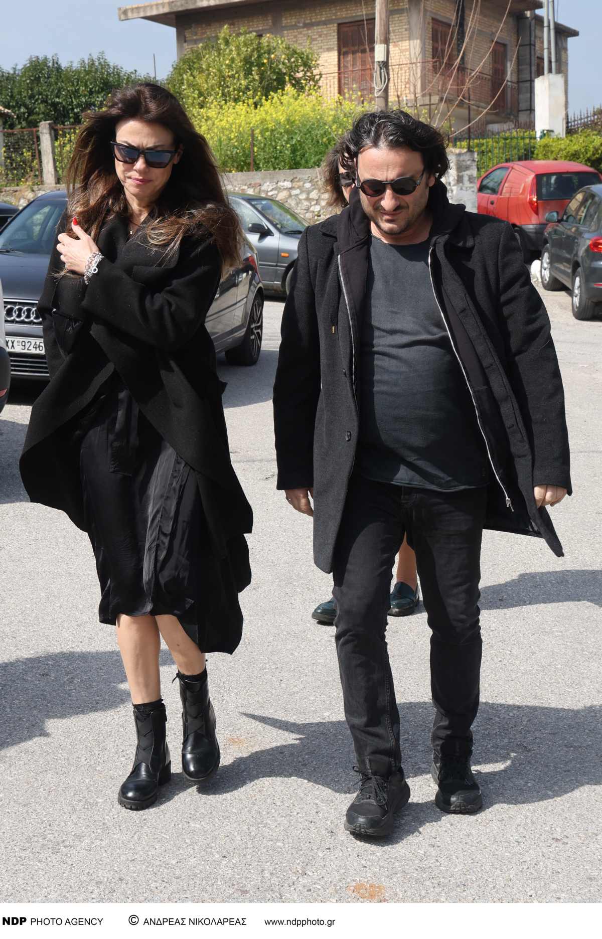 Ο Βασίλης Χαραλαμπόπουλος με την σύντροφο του στην κηδεία της Κωνσταντίνου