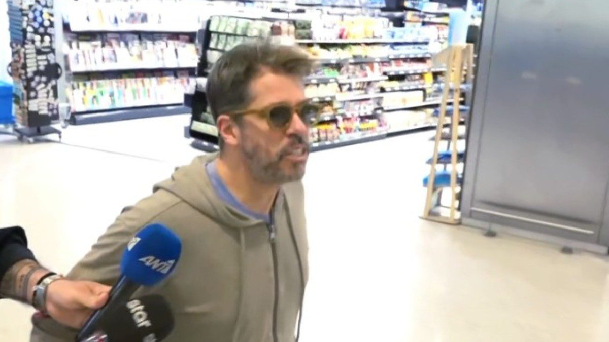 Ο Χάρης Βαρθακούρης στο αεροδρόμιο Ελευθέριος Βενιζέλος μπροστά στις κάμερες