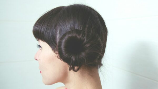 Μια γυναίκα με ωραίο χτένισμα