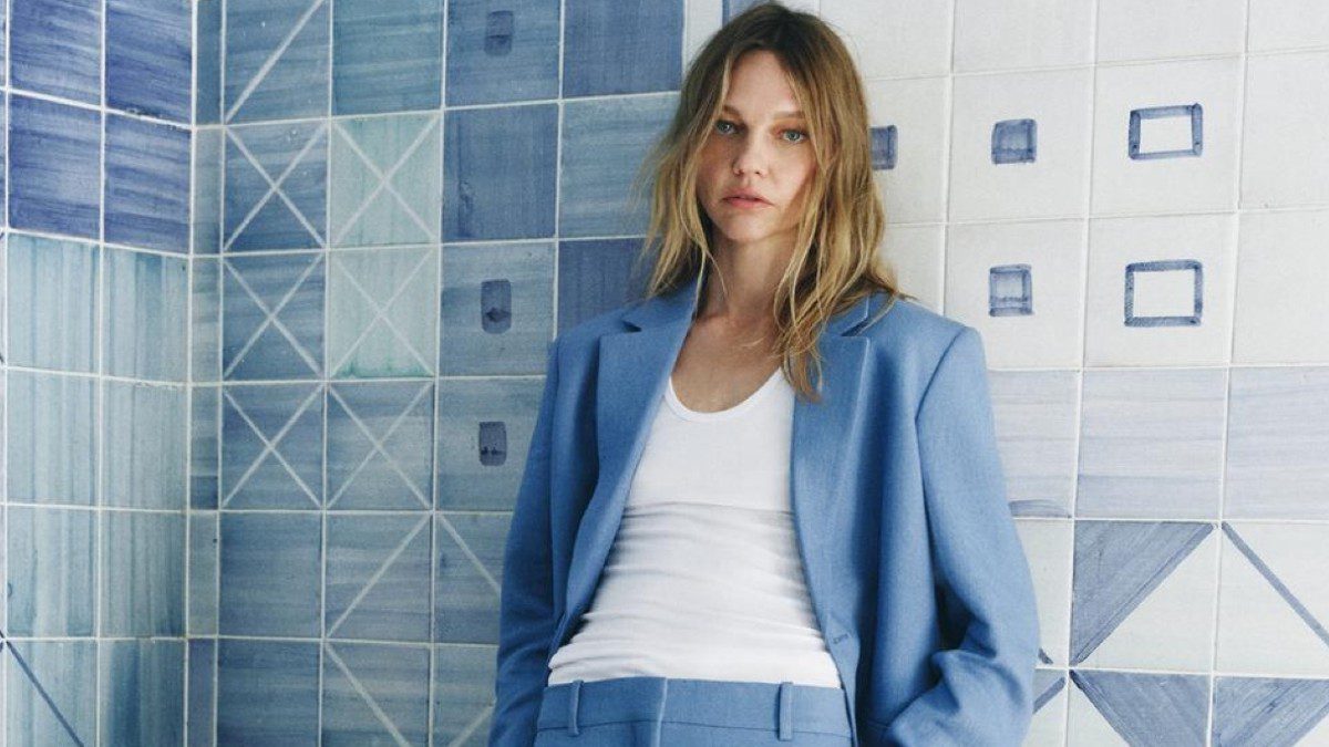 Κοπέλα με γαλάζιο σύνολο Zara