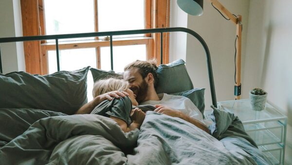 Ένα ζευγάρι ξαπλωμένο στο κρεβάτι του