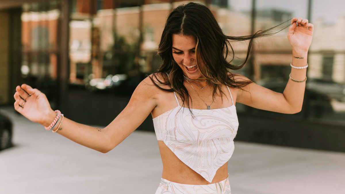 Μια κοπέλα χορεύει