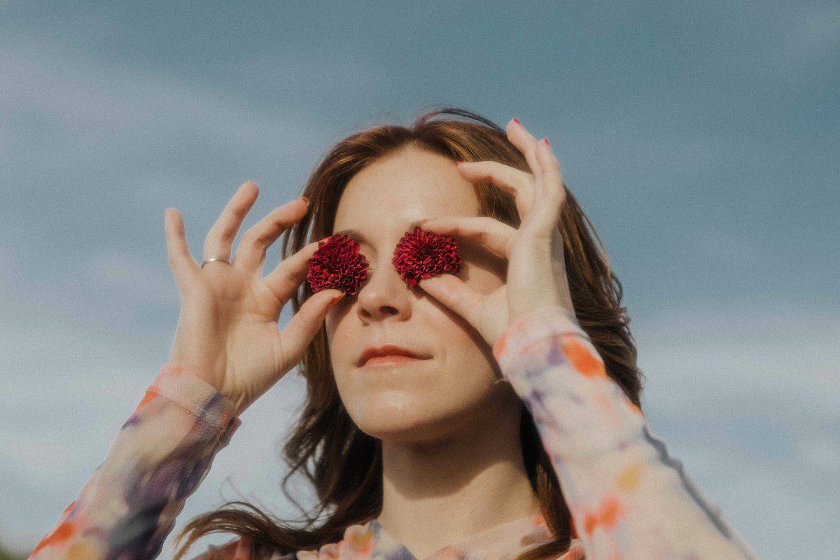 Ένα κορίτσι κρατάει μπουκέτο με τριαντάφυλλα